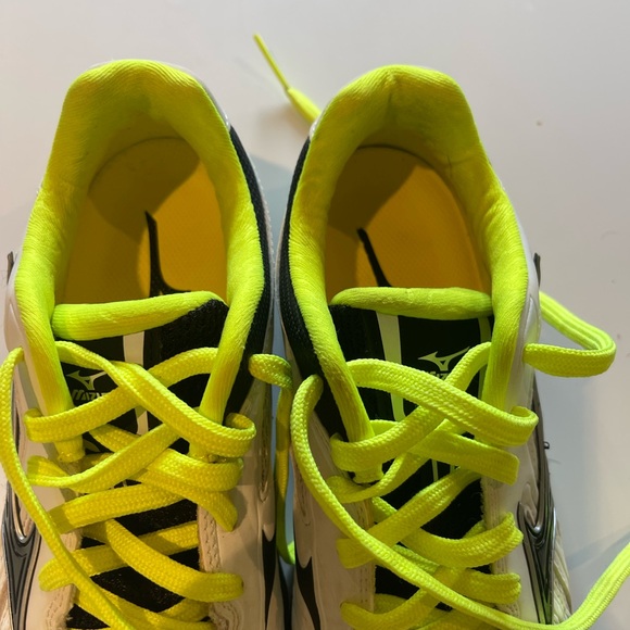 Mizuno turf shoes size 5 .5 - Picture 5 of 7